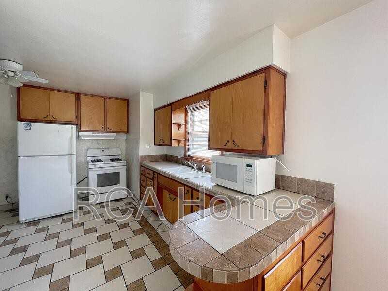 3853 S State Ave - Photo 4 of 10