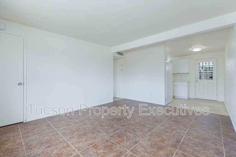 4235 E Lee St - Photo 2 of 25