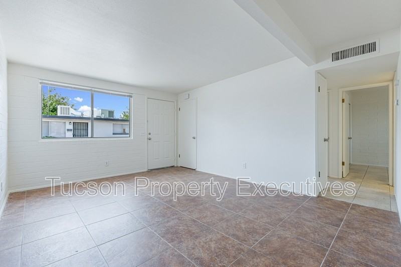 4235 E Lee St - Photo 3 of 25