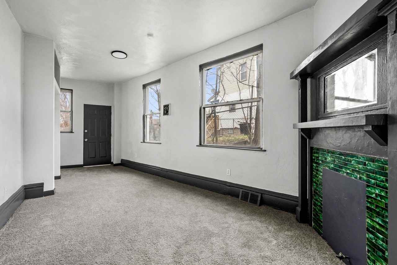 1306 Complete St #1306APT1 - Photo 2 of 12