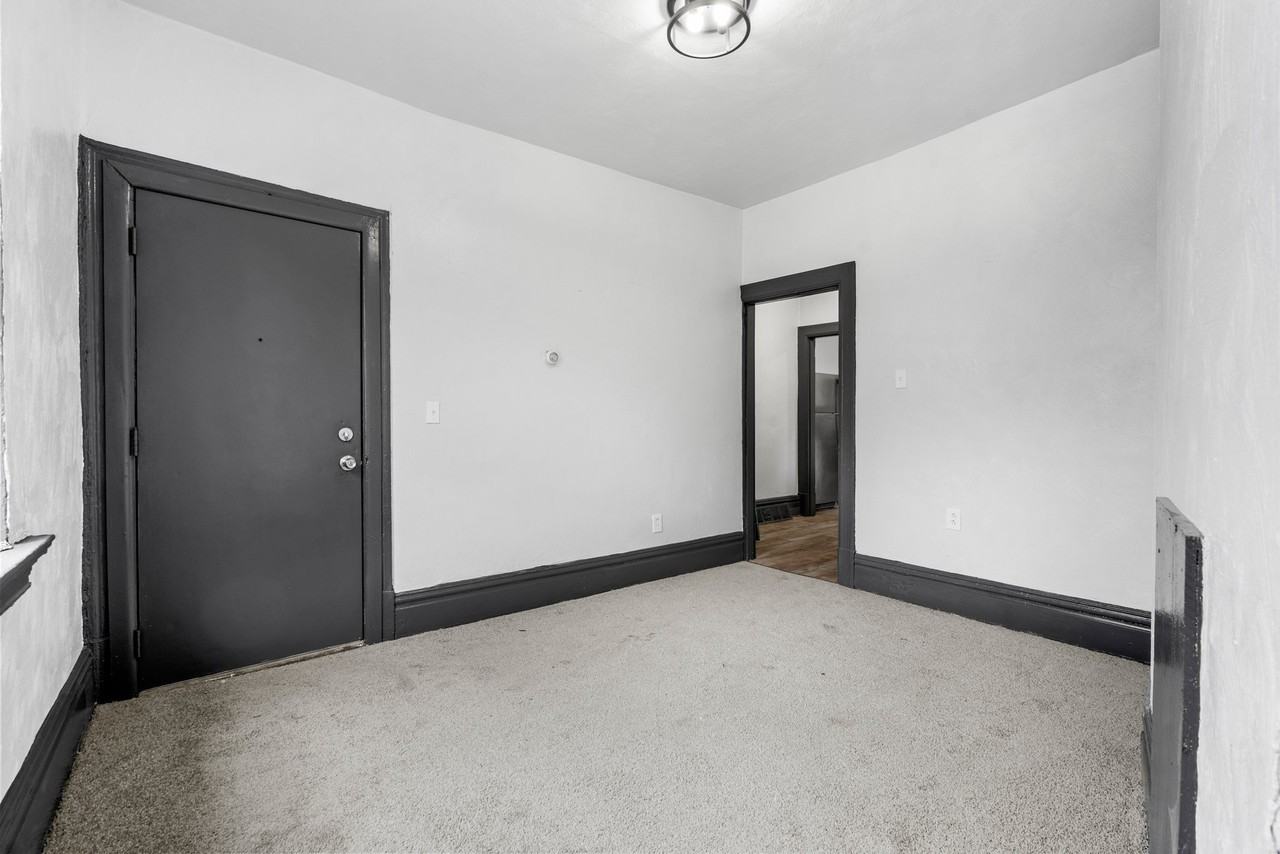 1306 Complete St #1306APT1 - Photo 4 of 12