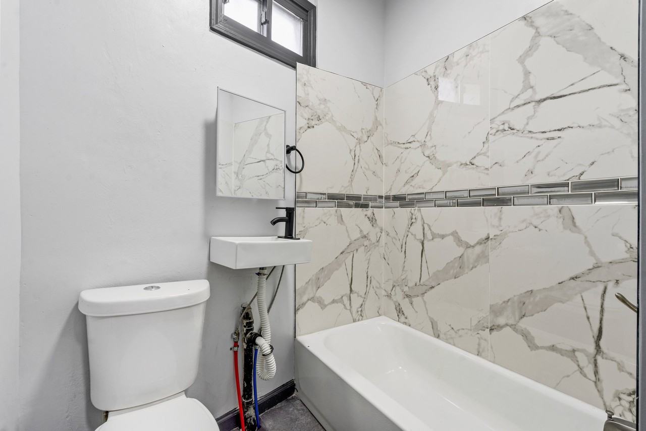 1306 Complete St #1306APT1 - Photo 7 of 12