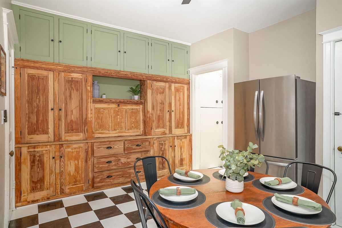 223 W 10th St - Photo 3 of 22