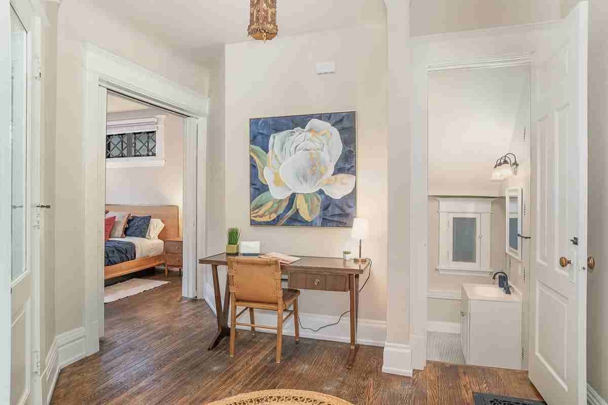 223 W 10th St - Photo 7 of 22