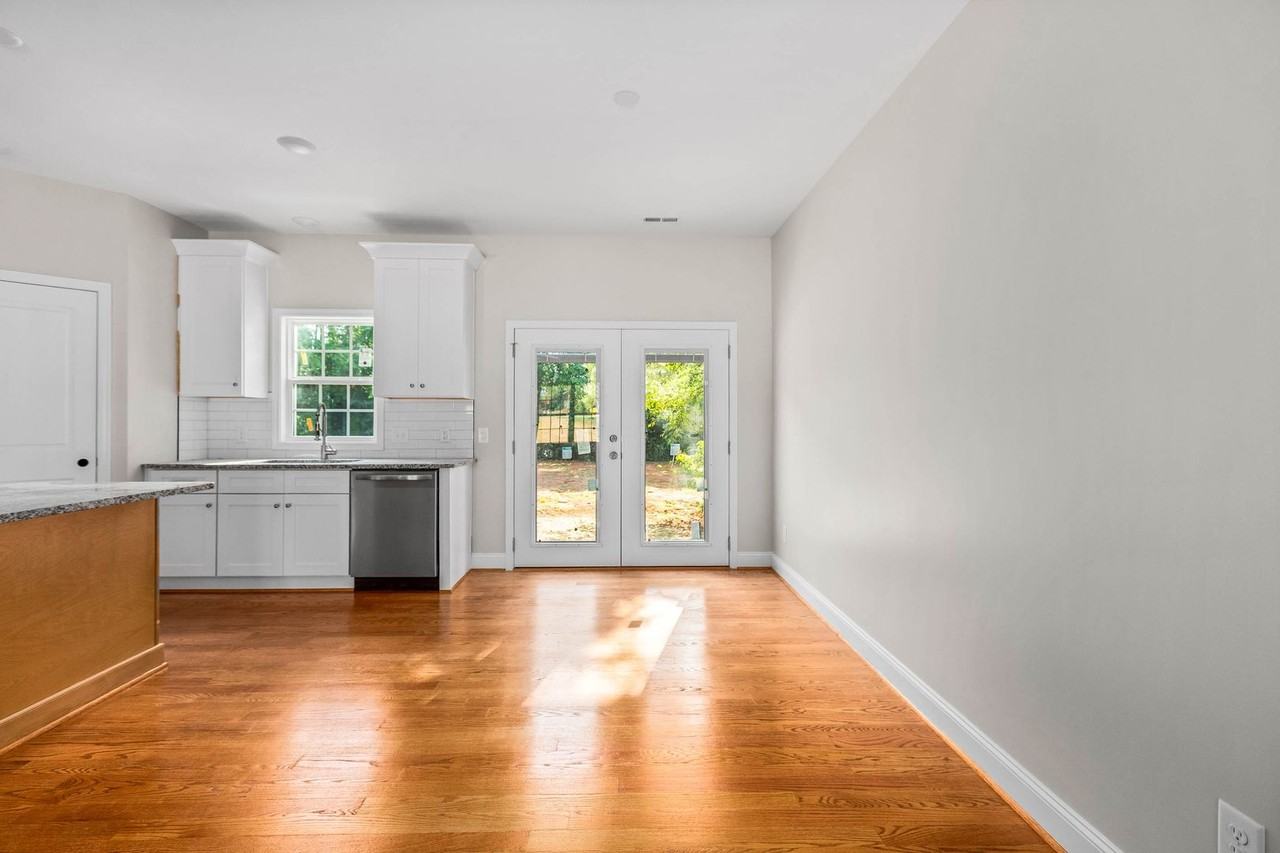 2495 Griffith Rd - Photo 3 of 17