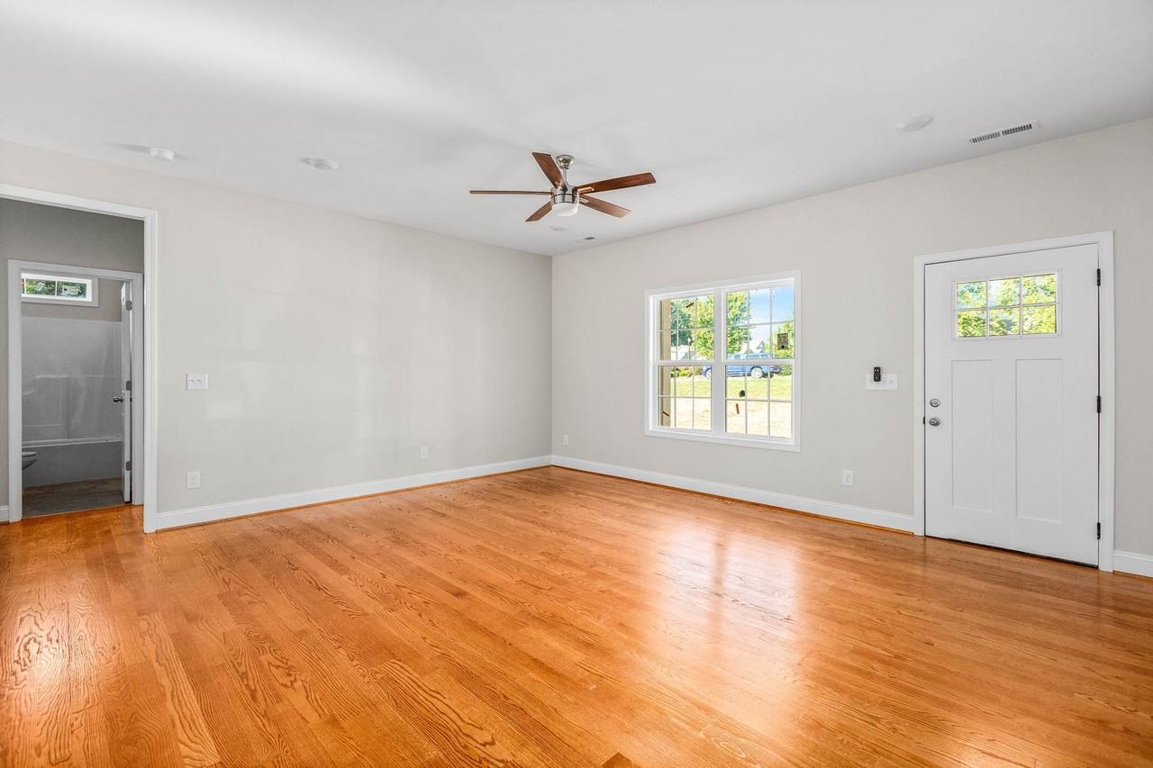 2495 Griffith Rd - Photo 5 of 17