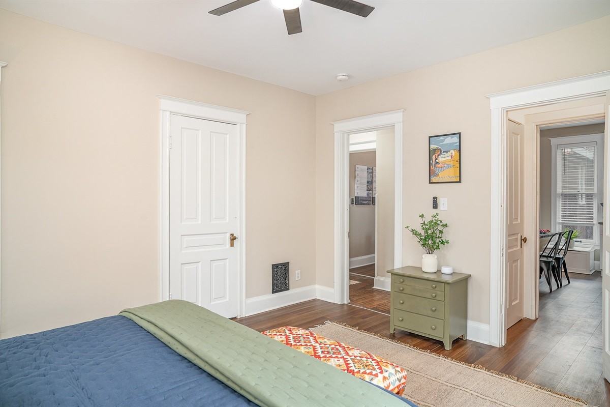 223 W 10th St - Photo 7 of 28