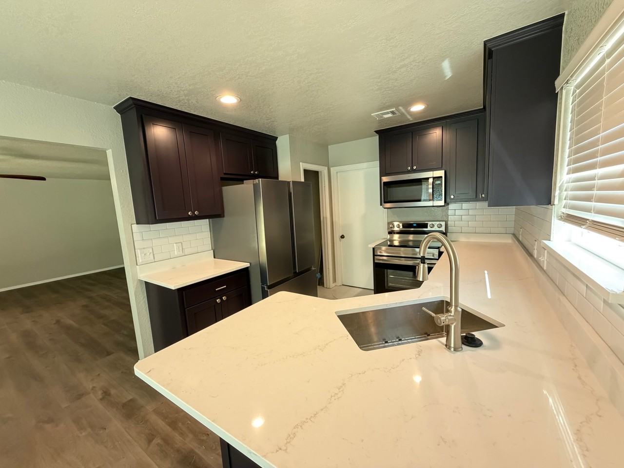1405 S Avery Dr - Photo 3 of 29