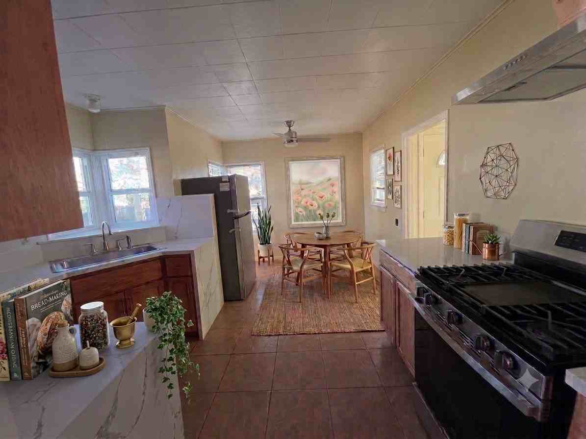 557 W Oldfield St - Photo 3 of 24