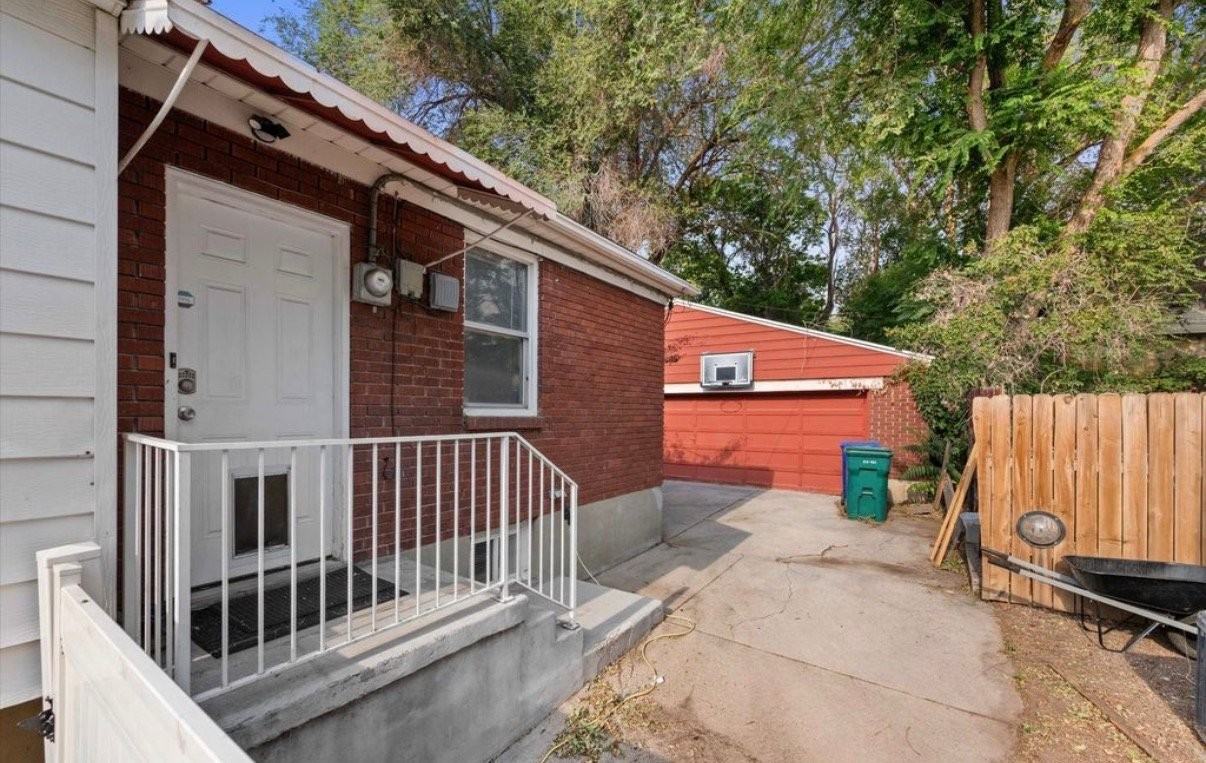 2216 Polk Ave - Photo 4 of 8