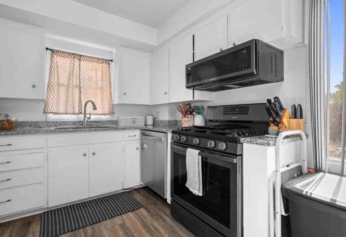 2216 Polk Ave - Photo 5 of 8