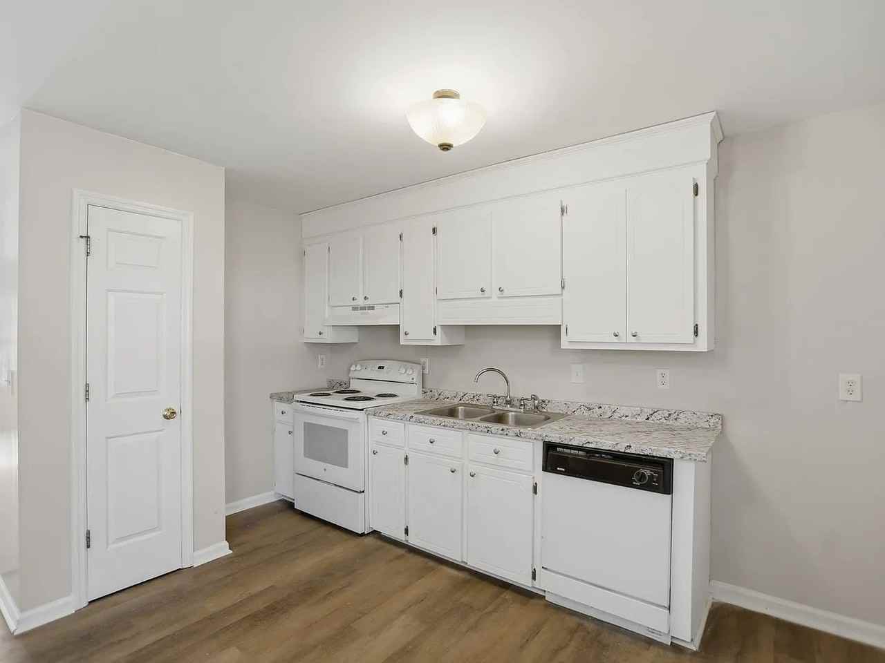4044 Cedars Pkwy #B - Photo 5 of 10