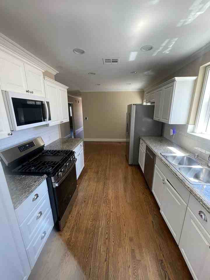 4432 Bakman Ave - Photo 4 of 35