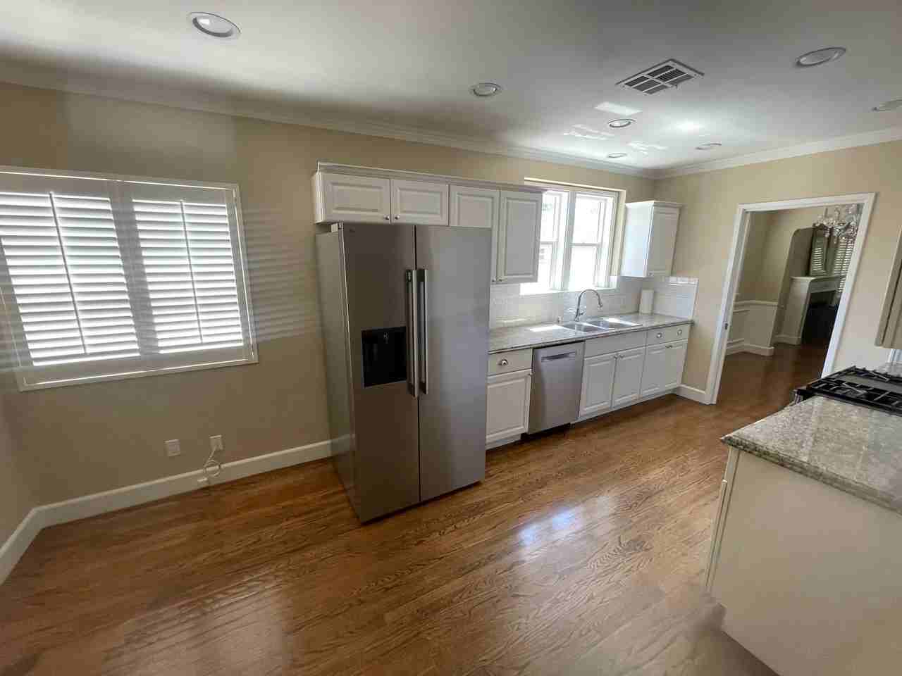 4432 Bakman Ave - Photo 5 of 35