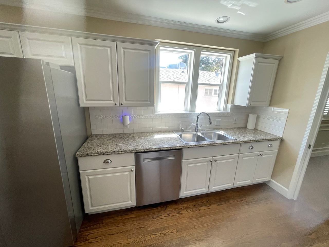 4432 Bakman Ave - Photo 7 of 35