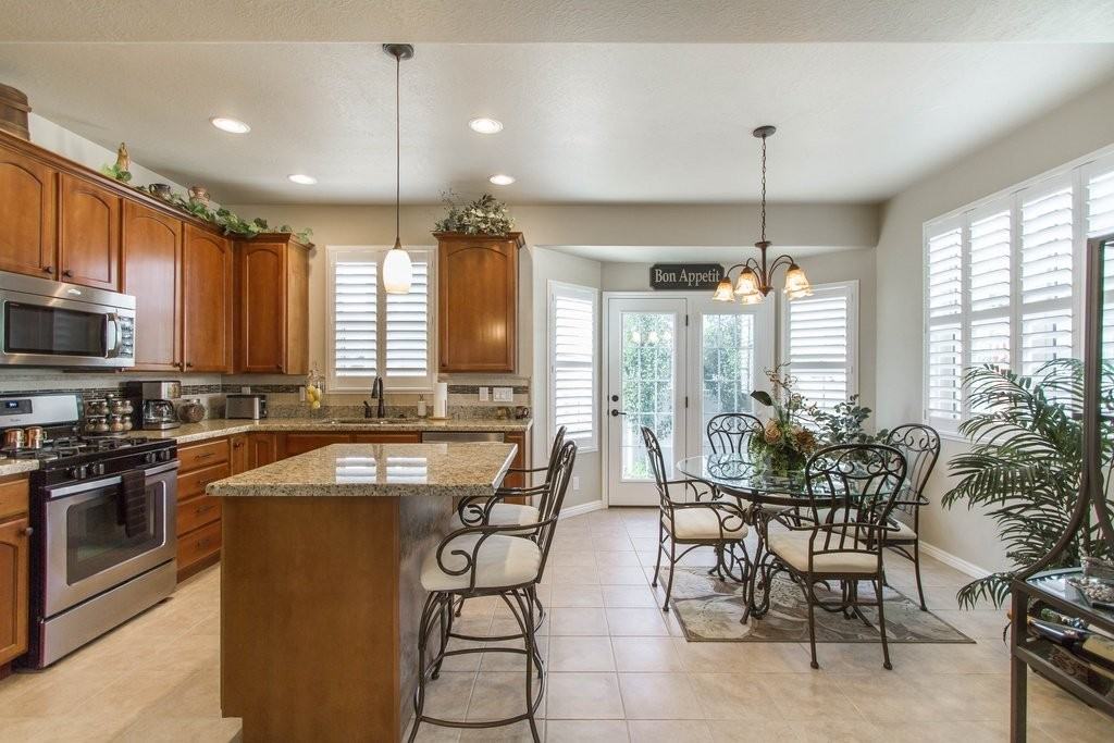 243 E Flicker Dr - Photo 3 of 6