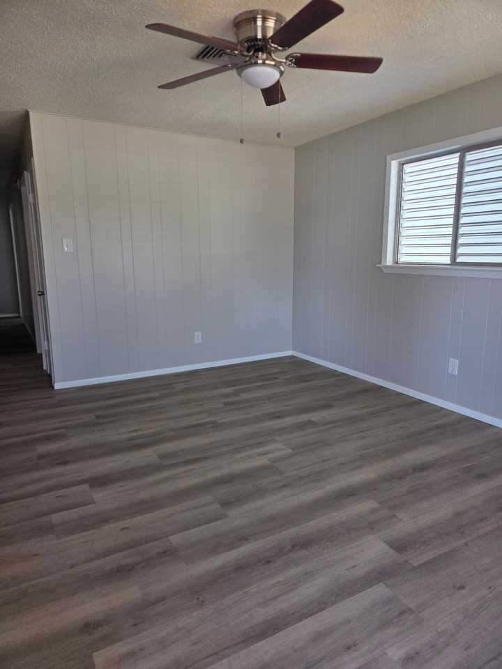 2025 Yale St - Photo 7 of 9