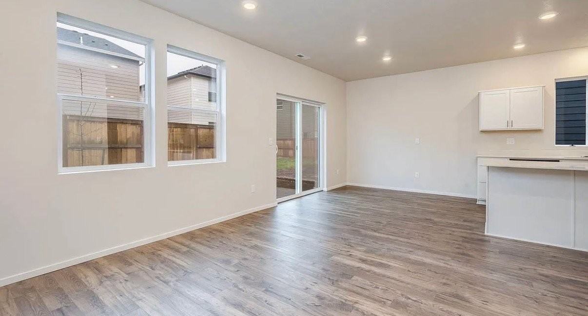 422 Reno St Ne - Photo 6 of 10
