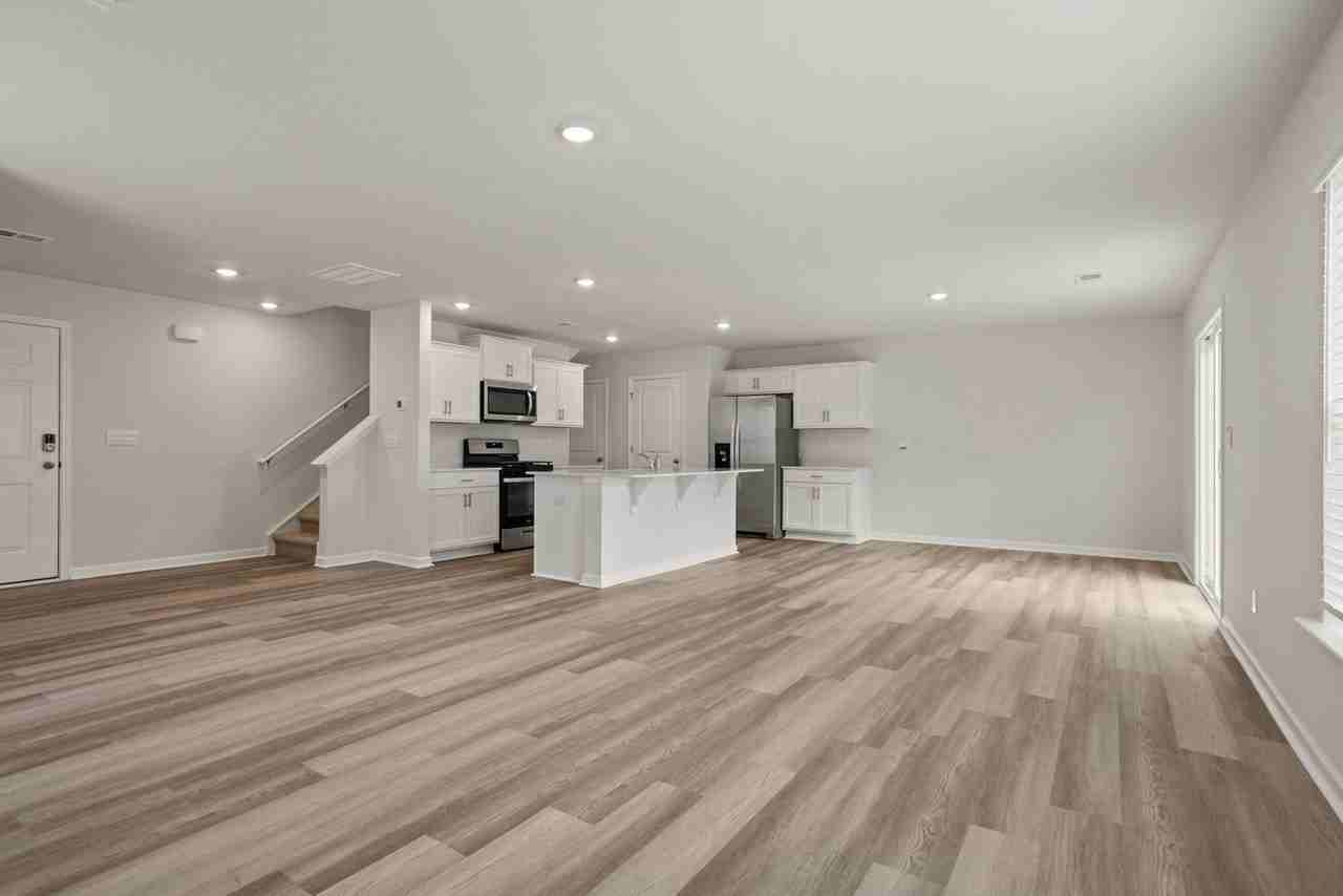215 Deskin Ln - Photo 3 of 24