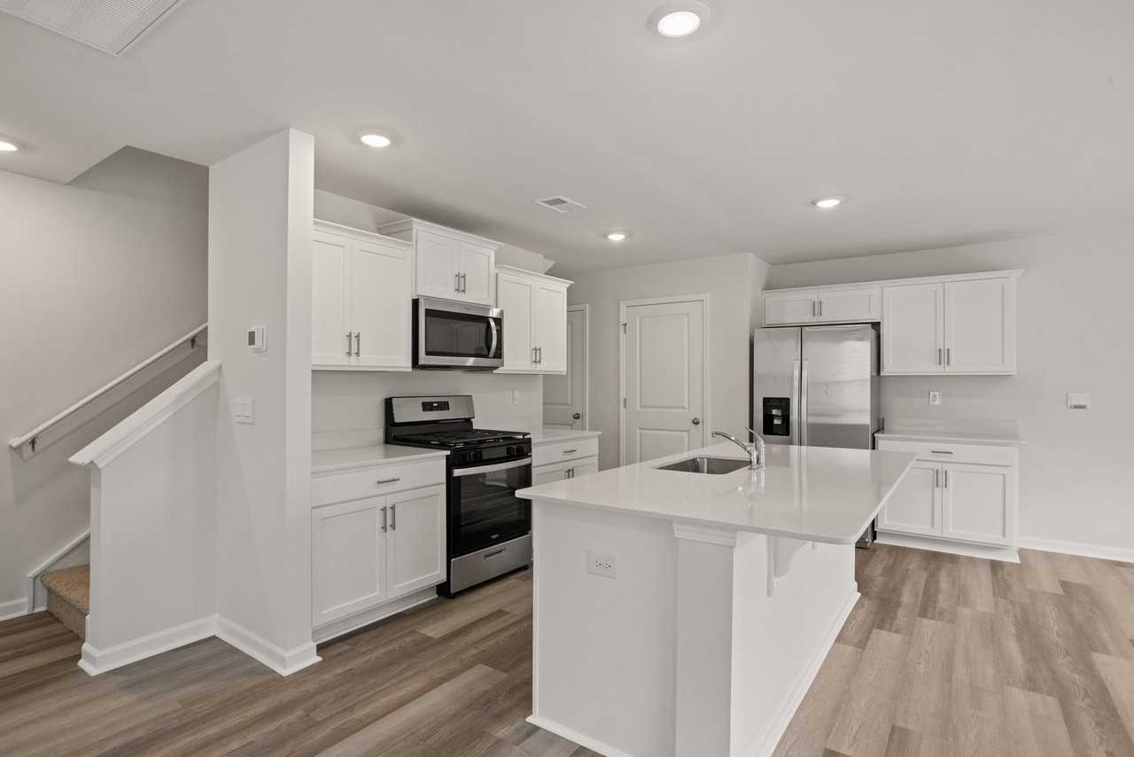 215 Deskin Ln - Photo 4 of 24