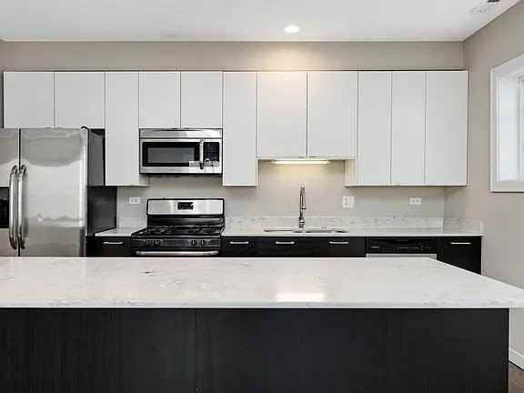 3900 W Cortland St #3F - Photo 2 of 9
