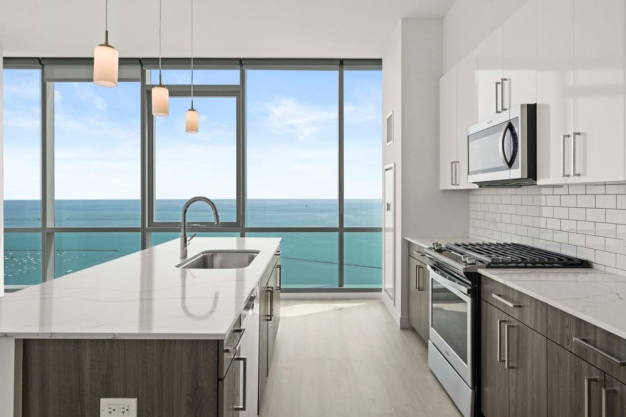 811 S Michigan Ave - Photo 2 of 15