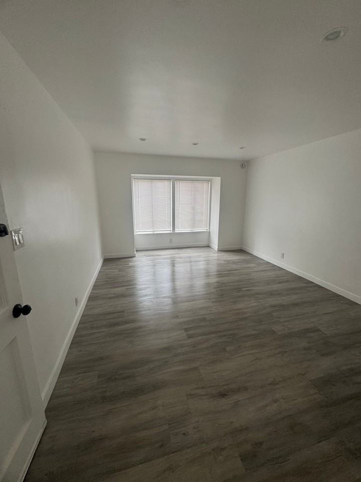 311 S Ave #1 - Photo 2 of 10