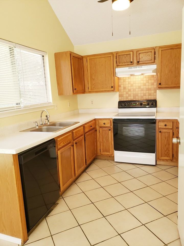 1013 Garden Trl - Photo 2 of 20