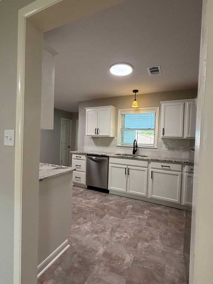 211 Mason St - Photo 5 of 14