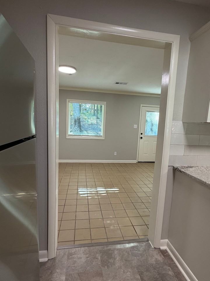 211 Mason St - Photo 6 of 14