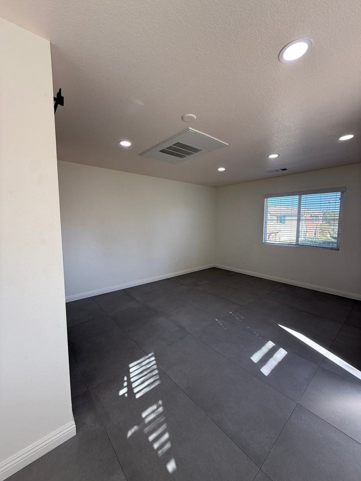22272 Y - Photo 2 of 9