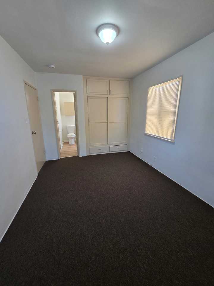 10105 Pinehurst Ave - Photo 4 of 11
