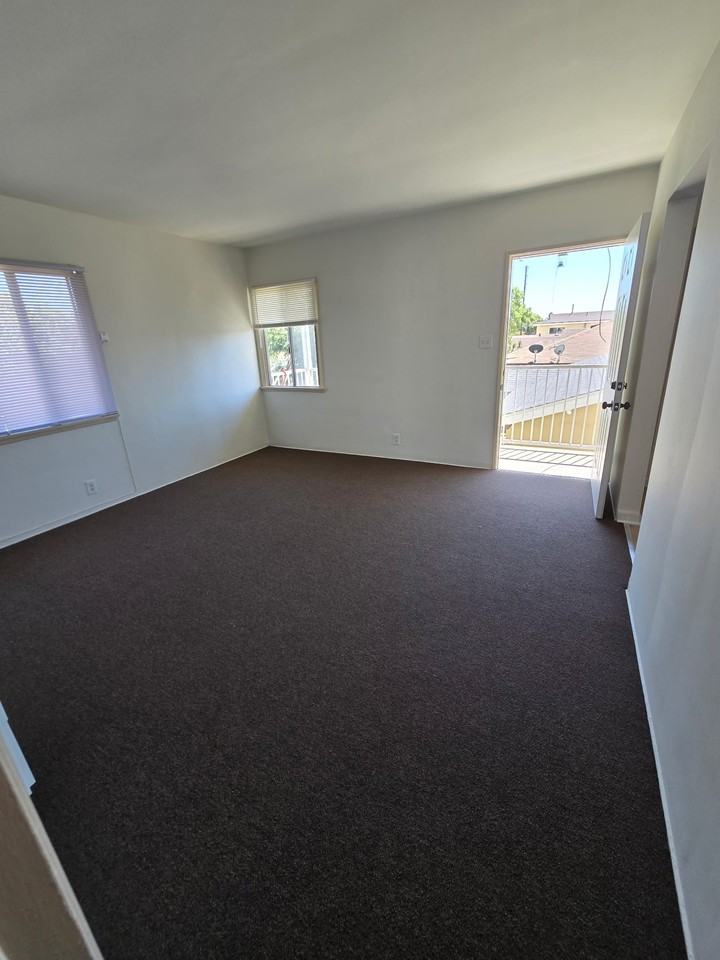 10105 Pinehurst Ave - Photo 5 of 11