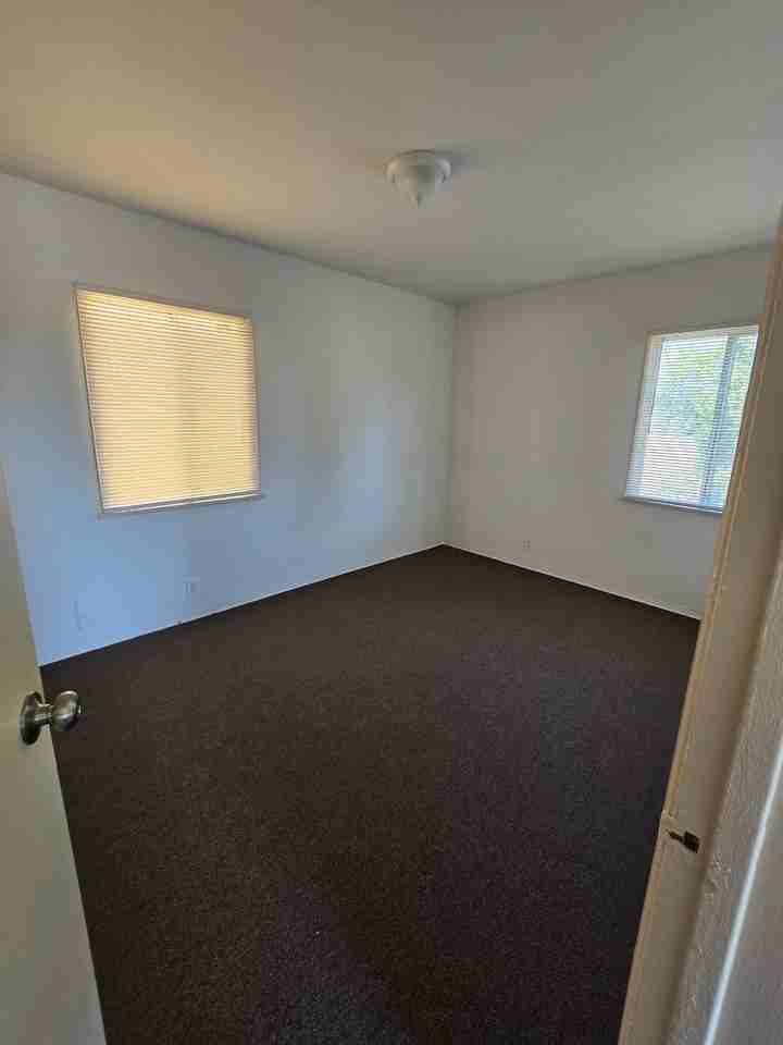 10105 Pinehurst Ave - Photo 6 of 11