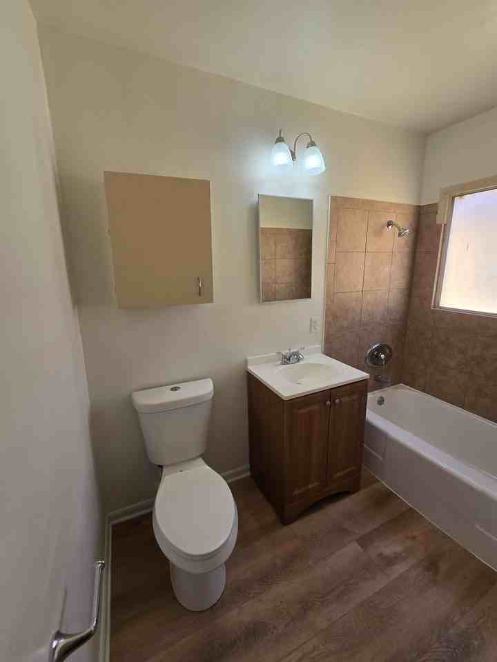 10105 Pinehurst Ave - Photo 7 of 11