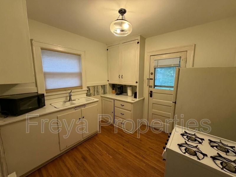 1206 39th St #2 - Photo 2 of 4