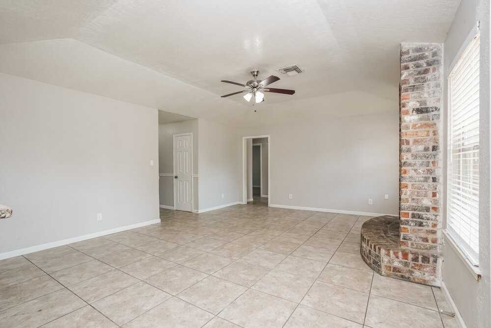 2515 Village Circle Dr - Photo 4 of 16