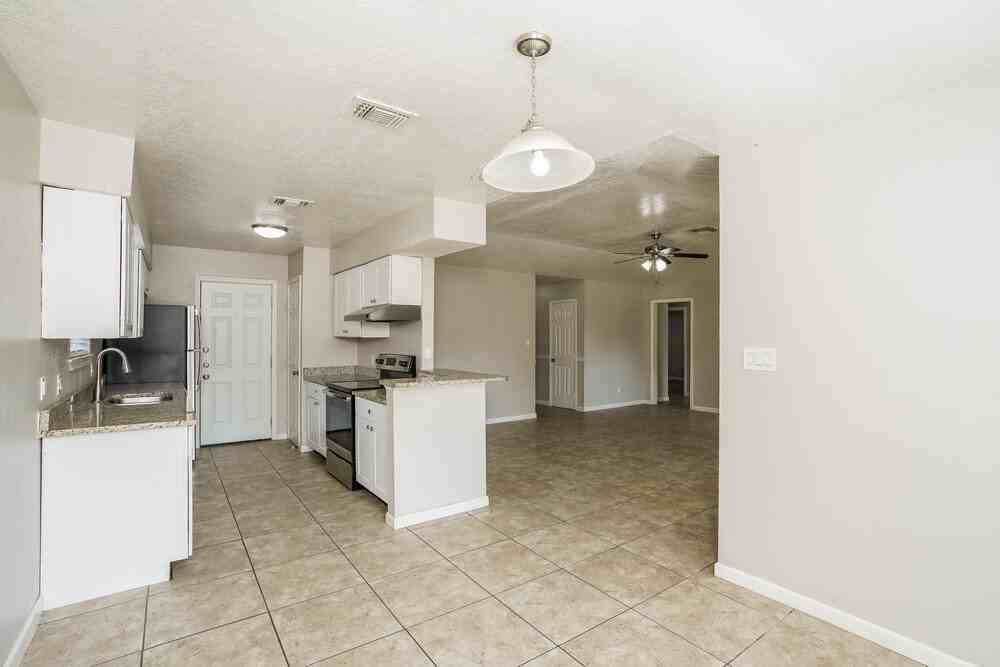 2515 Village Circle Dr - Photo 6 of 16