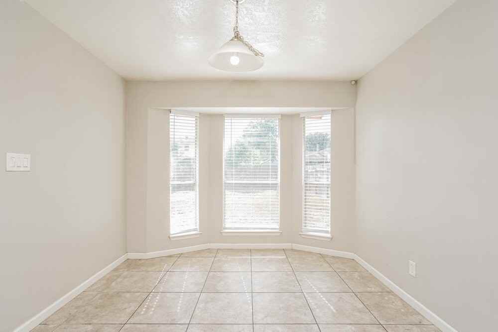 2515 Village Circle Dr - Photo 7 of 16