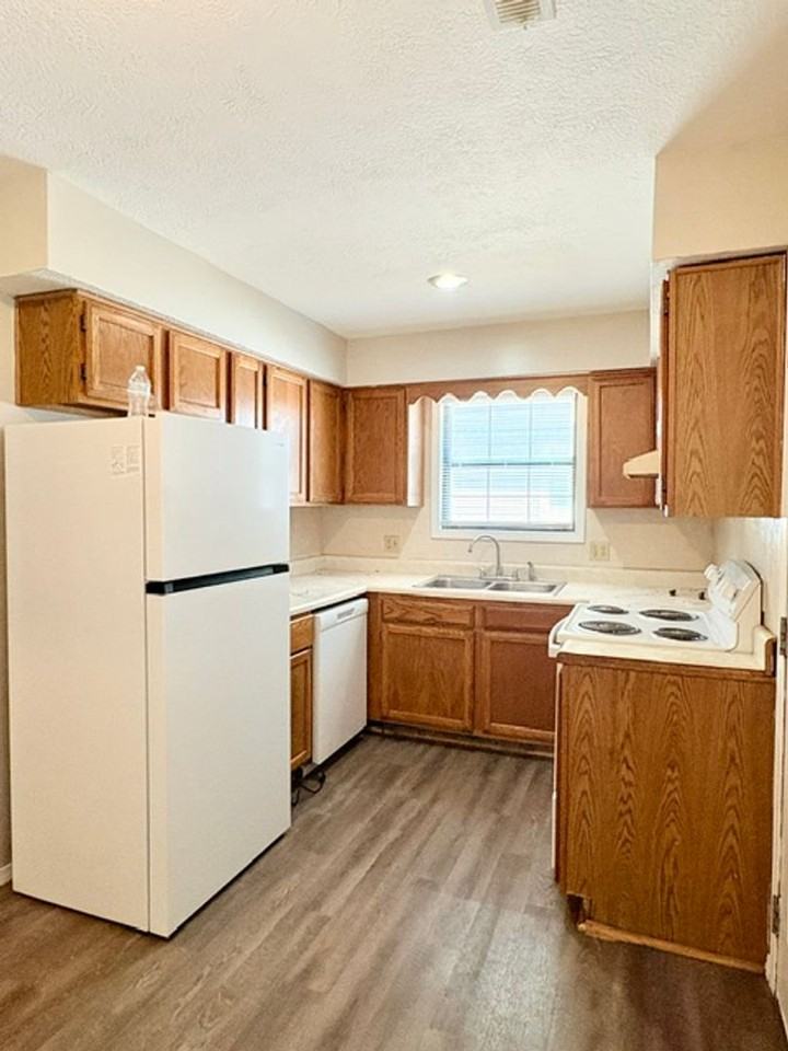 531 N Oak Grove Ave Apt C - Photo 2 of 13