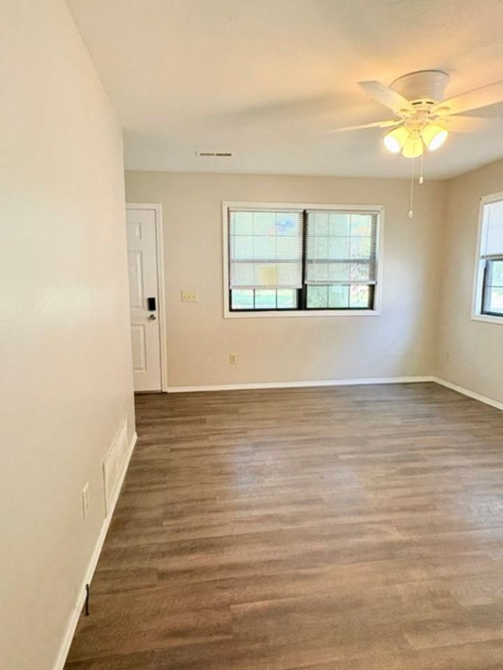 531 N Oak Grove Ave Apt C - Photo 3 of 13
