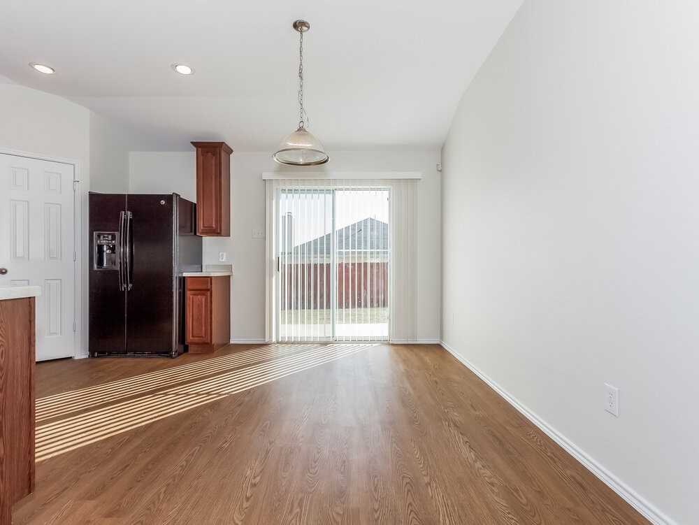 506 Eisenhower Ln - Photo 4 of 11