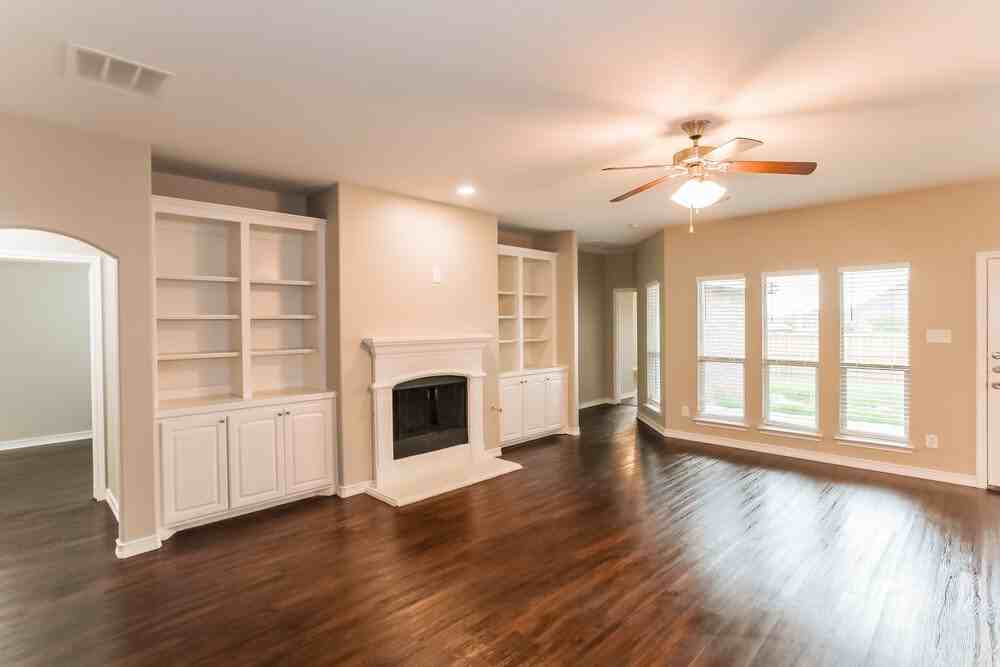 1612 Woodlawn Ave - Photo 4 of 16