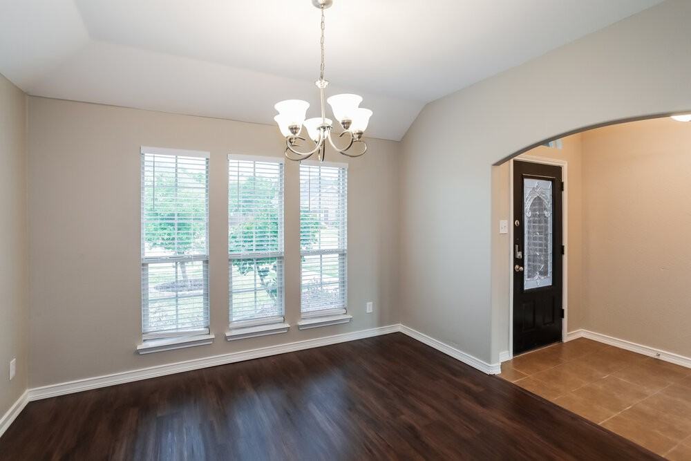 1612 Woodlawn Ave - Photo 5 of 16
