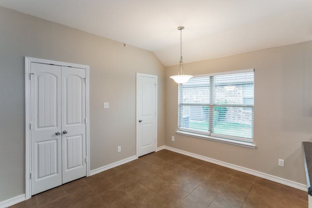 1612 Woodlawn Ave - Photo 6 of 16