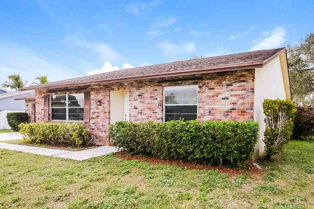 156 Cordoba Cir - Photo 3 of 16