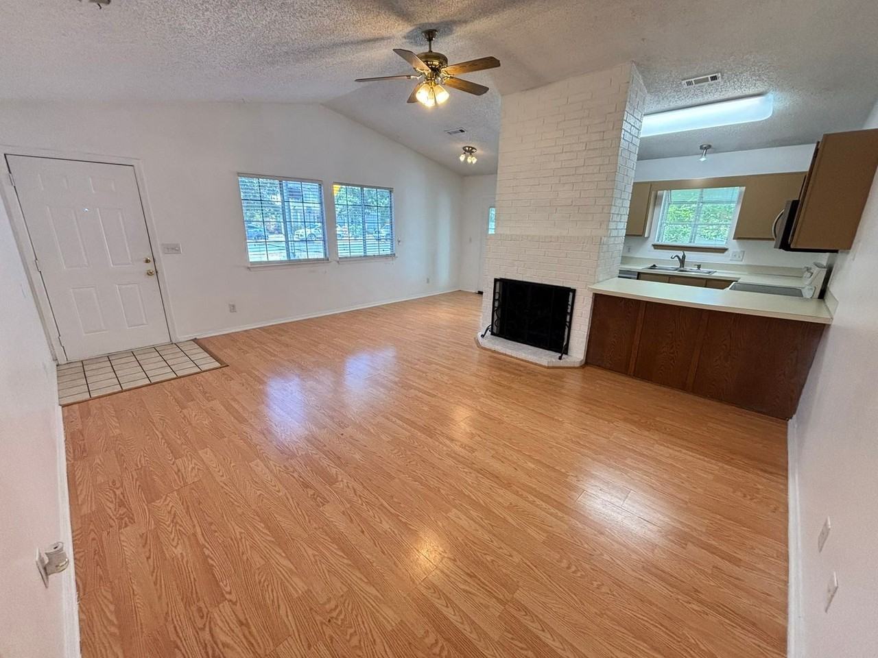 1752 N Garland Ave - Photo 4 of 15