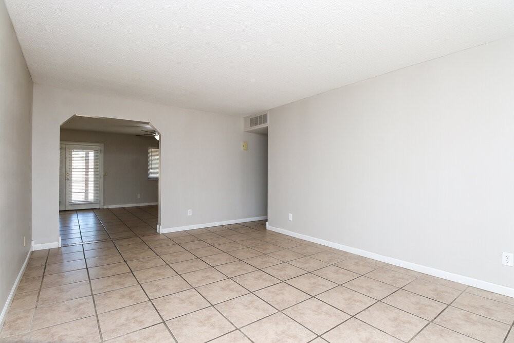 562 W Highland St - Photo 5 of 16