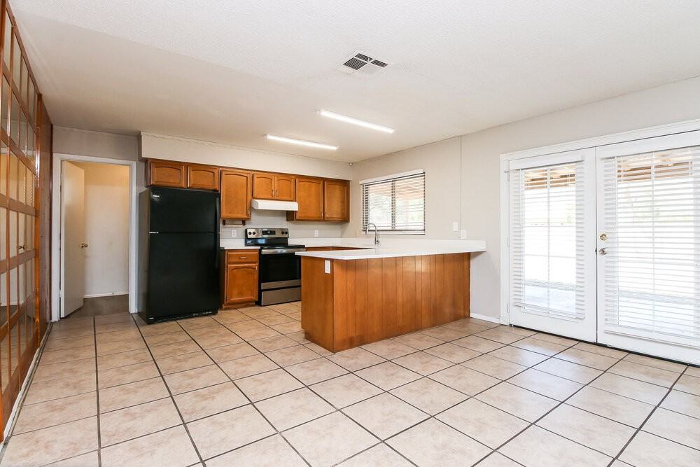 562 W Highland St - Photo 6 of 16