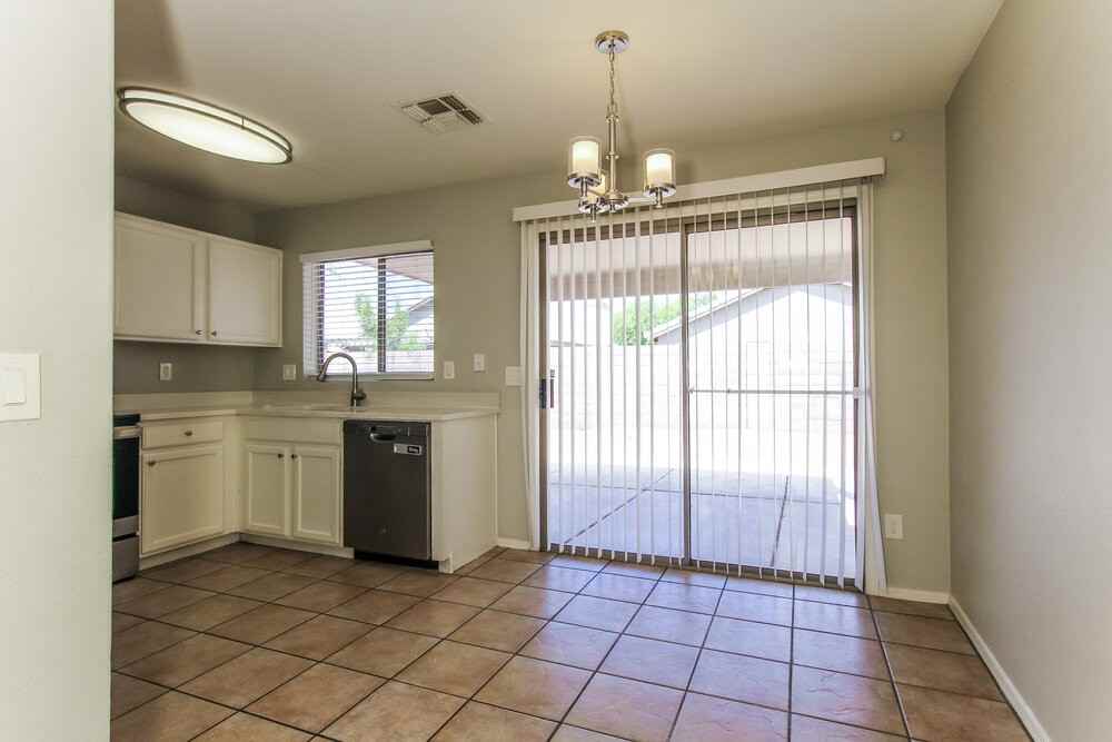 10602 W Rosewood Dr - Photo 5 of 16